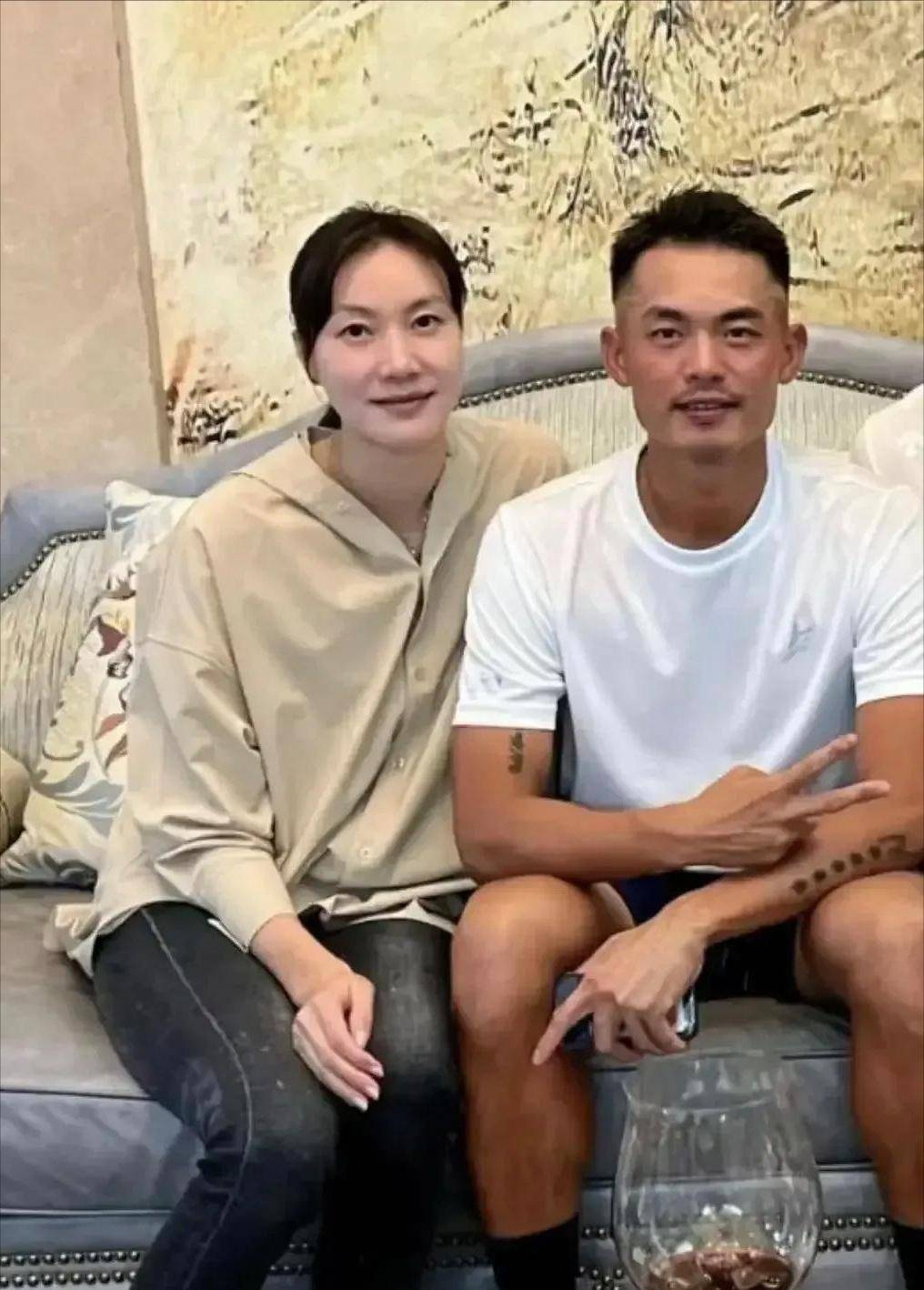 原创            林丹国内赚钱，儿子国外求学，妻子美酒美食，豪宅生活惬意