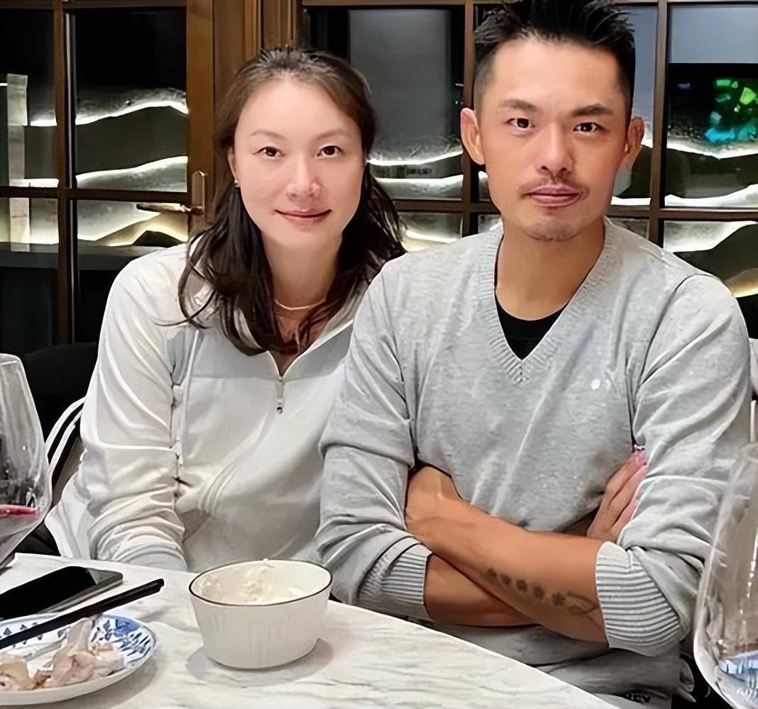 原创            林丹国内赚钱，儿子国外求学，妻子美酒美食，豪宅生活惬意